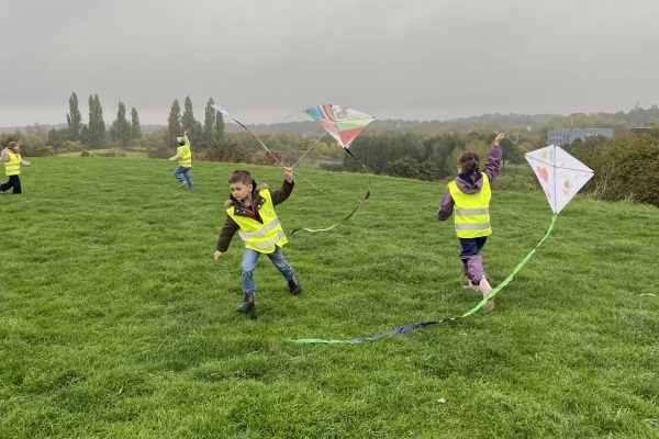 Flieg, flieg, flieg Drachen im Wind!