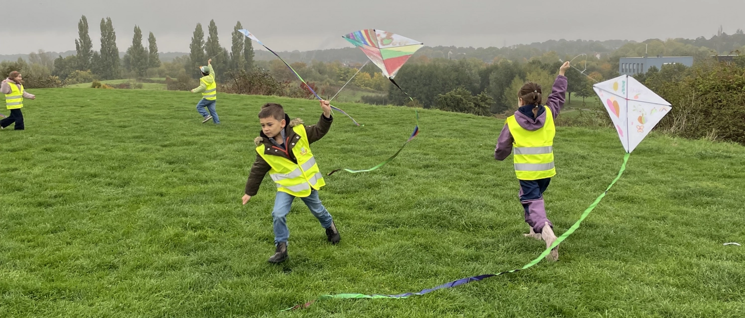 Flieg, flieg, flieg Drachen im Wind!